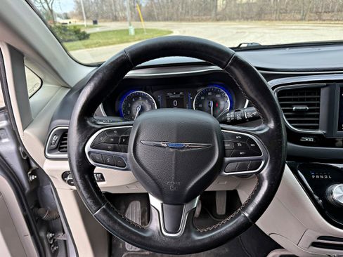 Used 2020 Chrysler Pacifica Touring-L image 14