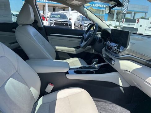 Used 2025 Nissan Altima 2.5 SL FWD image 32