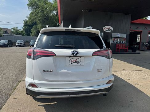 Used 2018 Toyota RAV4 XLE AWD/4WD image 5