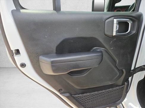 Used 2023 Jeep Wrangler Unlimited Rubicon AWD/4WD image 13