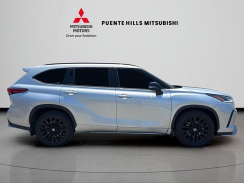 Used 2023 Toyota Highlander XSE AWD/4WD image 4