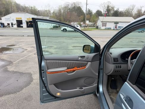 Used 2006 Toyota Sienna XLE Limited image 25