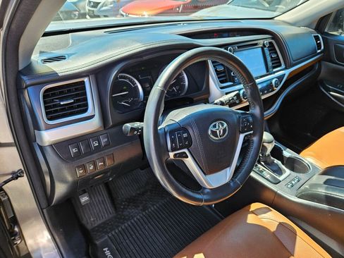 Used 2017 Toyota Highlander Limited Platinum AWD/4WD image 18