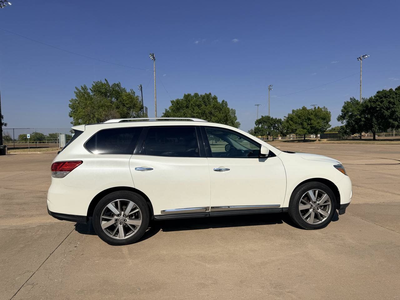 Used 2016 Nissan Pathfinder Platinum AWD/4WD image 32