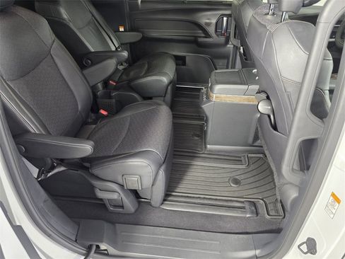 Used 2025 Toyota Sienna Platinum image 28
