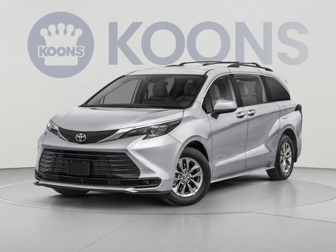 Used 2025 Toyota Sienna LE FWD image 1