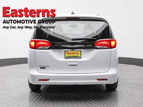 Used 2023 Chrysler Voyager LX image 6