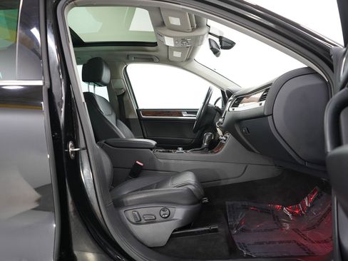 Used 2012 Volkswagen Touareg Executive image 11