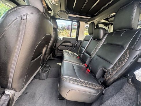 Used 2022 Jeep Wrangler Unlimited Sahara AWD/4WD image 18