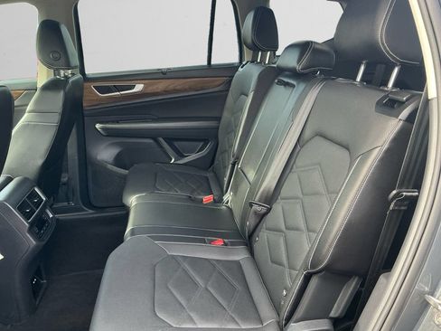 Used 2025 Volkswagen Atlas SE AWD/4WD image 13