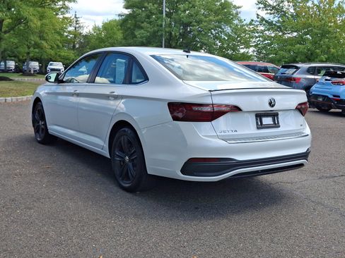 Certified 2023 Volkswagen Jetta SE w/ Panoramic Sunroof Package FWD image 4