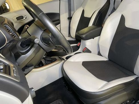 Used 2018 Jeep Compass Latitude w/ Popular Equipment Group AWD/4WD image 5