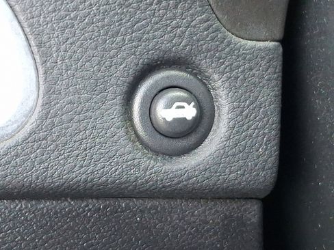 Used 2013 Dodge Avenger SE image 25