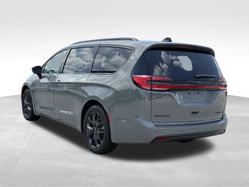 Used 2025 Chrysler Pacifica Limited FWD image 3