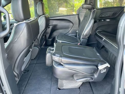 Used 2022 Chrysler Pacifica Limited w/ S Appearance Package image 13
