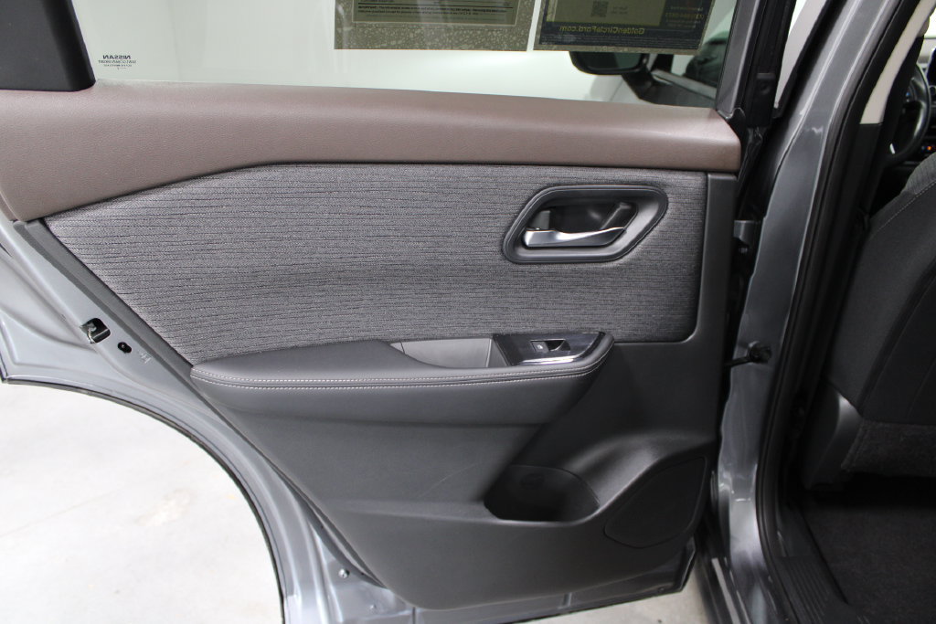 Used 2023 Nissan Rogue SV AWD/4WD image 19