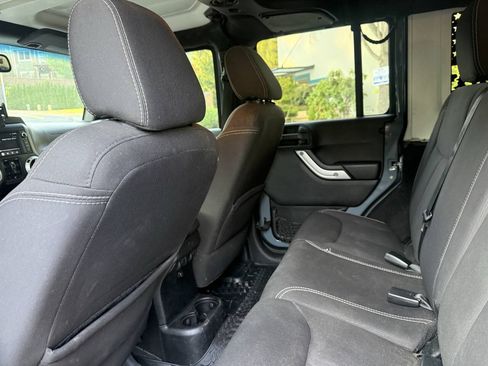 Used 2015 Jeep Wrangler Unlimited Sahara w/ Connectivity Group AWD/4WD image 15