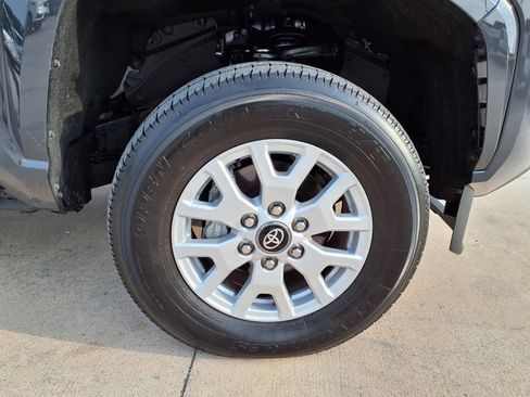 Certified 2025 Toyota Tacoma SR5 AWD/4WD image 10