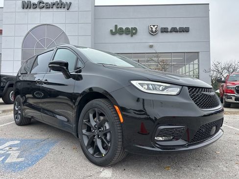 New 2026 Chrysler Pacifica Select image 1