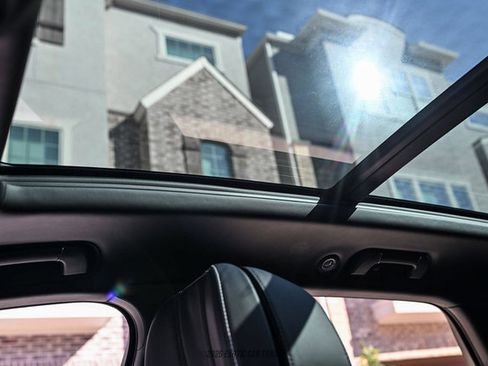 Used 2018 Bentley Bentayga image 32