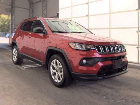 Used 2025 Jeep Compass Latitude w/ Sun & Sound Group AWD/4WD image 2
