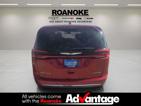 Used 2024 Chrysler Pacifica Limited w/ Uconnect Theater Family Group image 7