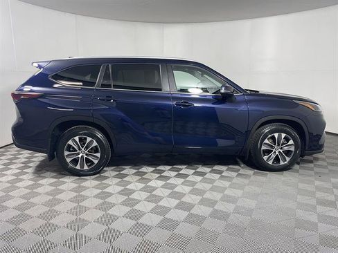 Certified 2024 Toyota Highlander XLE AWD/4WD image 8