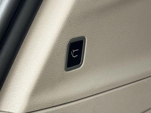 Used 2023 Chrysler Voyager LX image 26