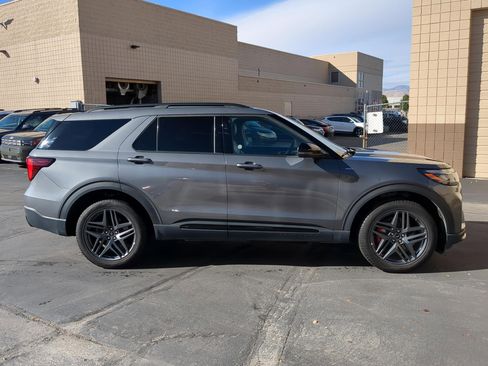 Used 2025 Ford Explorer ST-Line w/ ST-Line Street Pack image 2