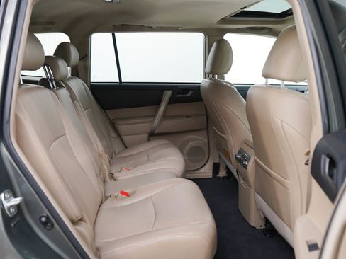 Used 2012 Toyota Highlander SE w/ Tow Pkg AWD/4WD image 11