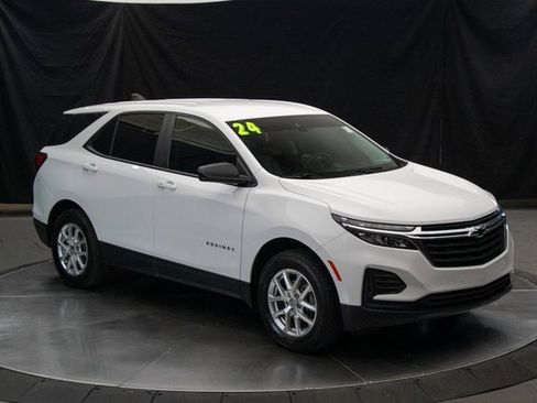 Used 2024 Chevrolet Equinox LS w/ LS Convenience Package image 2