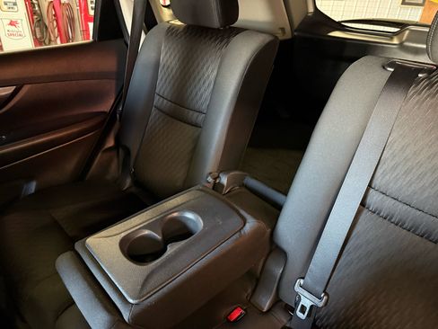 Used 2020 Nissan Rogue SV image 19