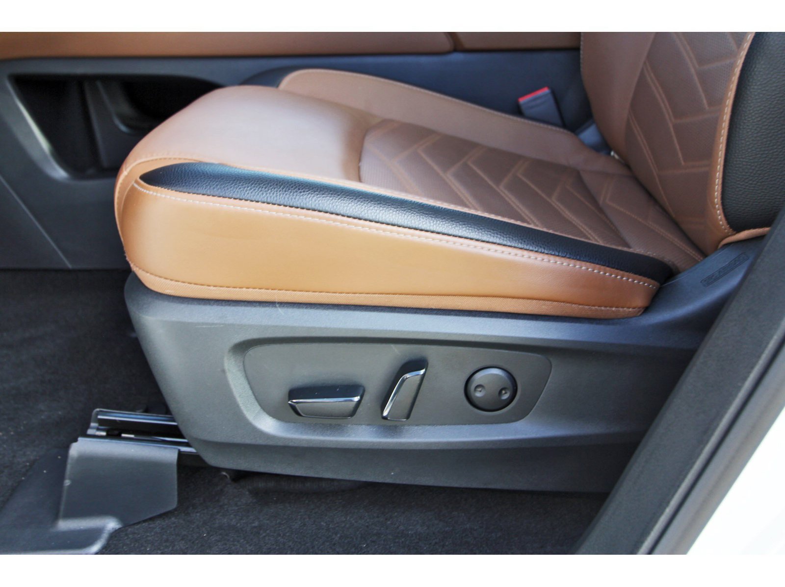 Certified 2025 Nissan Pathfinder Platinum w/ Cargo Package FWD image 32