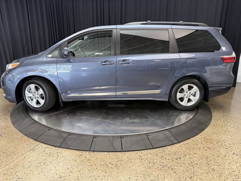 Used 2017 Toyota Sienna LE w/ Protection Package FWD image 4