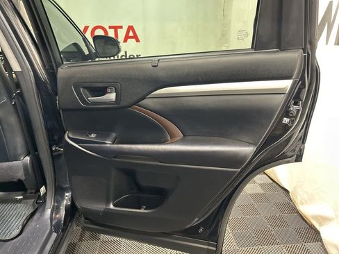 Used 2017 Toyota Highlander XLE image 14