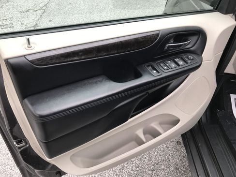 Used 2016 Dodge Grand Caravan SXT FWD image 9