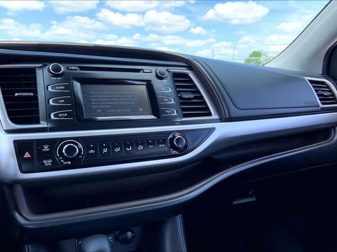 Used 2019 Toyota Highlander LE image 35