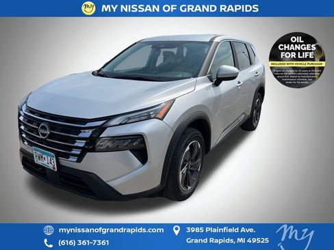 Used 2025 Nissan Rogue SV image 3