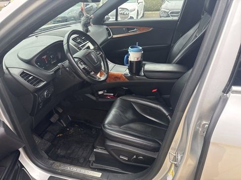 Used 2019 Lincoln Nautilus Select image 9