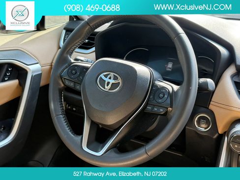 Used 2020 Toyota RAV4 Limited FWD image 11