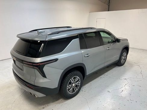 Used 2024 Chevrolet Traverse LT image 2