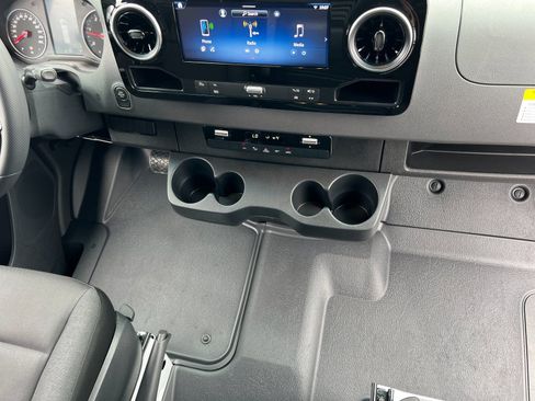 Used 2025 Mercedes-Benz Sprinter 2500 image 10
