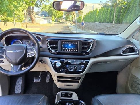 Used 2018 Chrysler Pacifica Touring-L FWD image 12