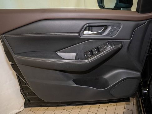 Used 2023 Nissan Rogue SL w/ SL Premium Package image 13