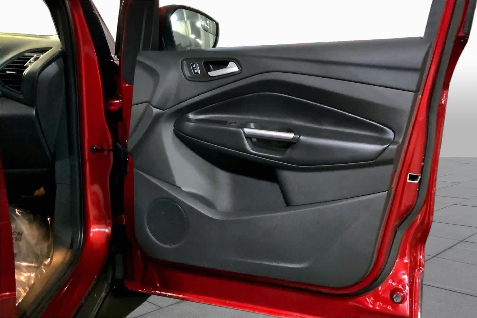 Used 2018 Ford Escape SE w/ SE Sync 3 Package AWD/4WD image 23