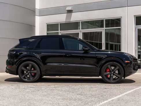 Used 2025 Porsche Cayenne Turbo AWD/4WD image 8