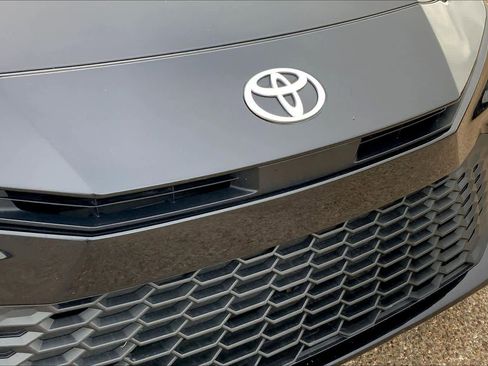 Used 2025 Toyota Camry SE image 35