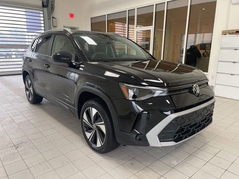 Certified 2025 Volkswagen Taos SE w/ Panoramic Sunroof Package image 5