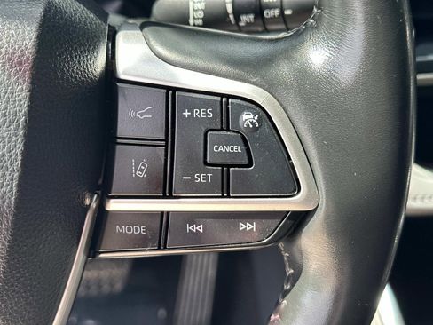 Used 2023 Toyota Highlander Limited image 14