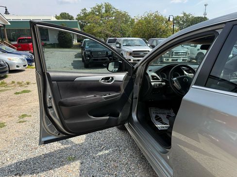 Used 2014 Nissan Sentra SR w/ SR Driver Package FWD image 13